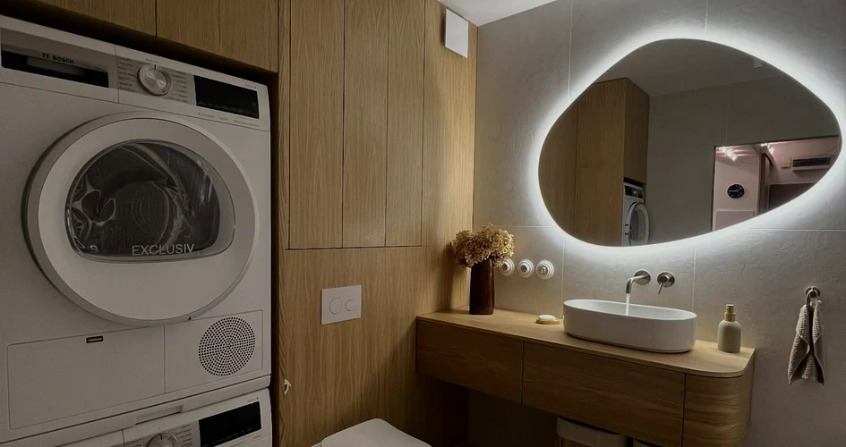 Łazienka z podświetlanym lustrem